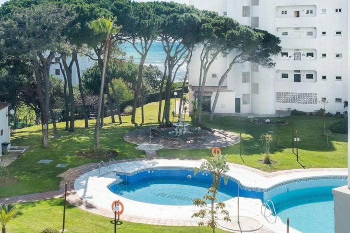 Studio Close to the Beach with Sea Views and Pool
