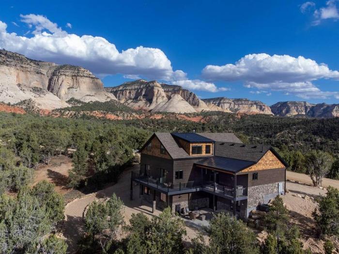 Sandstone Pointe, Elegance Among the Cliffs