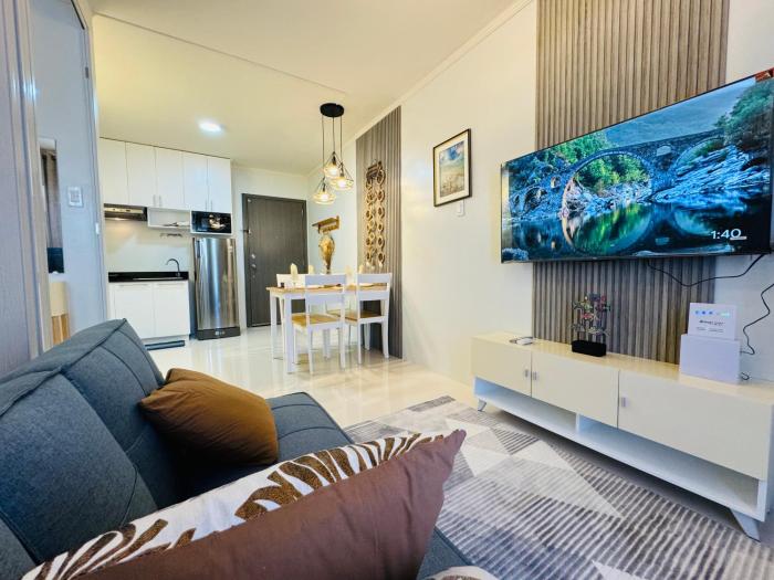 1 BedroomDeLuxe Condo wBalcony, Pool & Gym