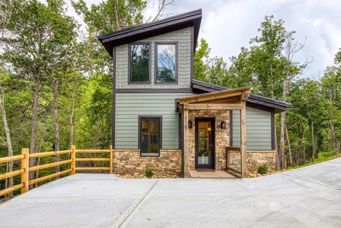 Lullaby Falls- Hot Tub, WIFI, Near 75 ft Waterfall, Free Attraction Tickets!!!