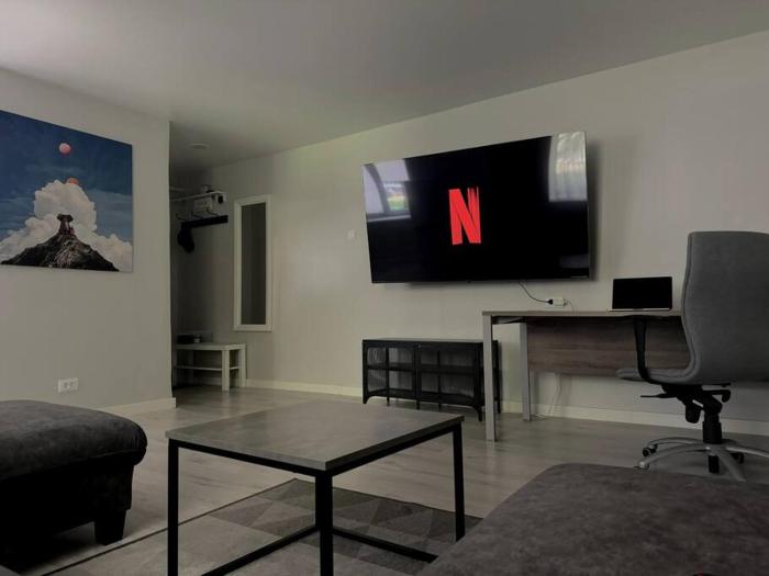 Cozy apt near by center for work and movies