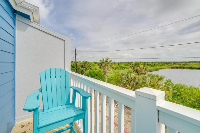 Bay View, Pool Access Romantic Galveston Retreat!
