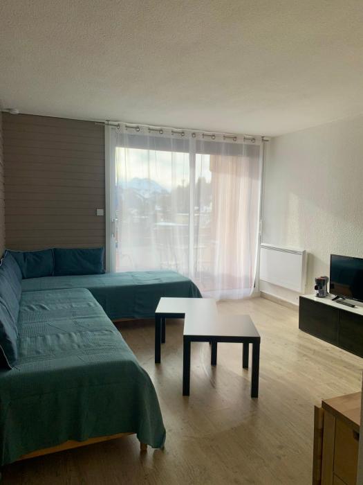 Studio chaleureux et lumineux