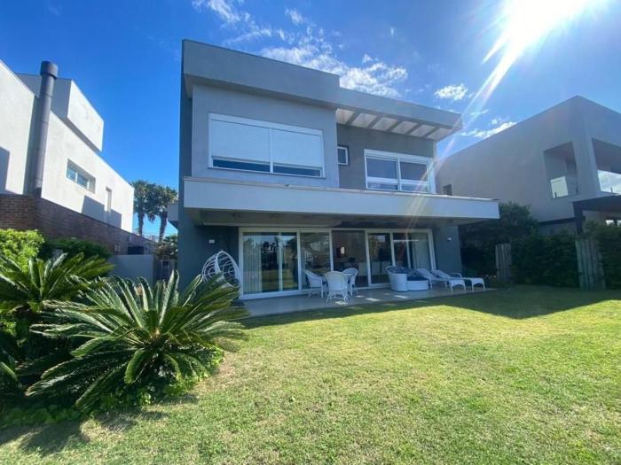 Casa Luxuosa no Condomínio Villaggio Atlântida