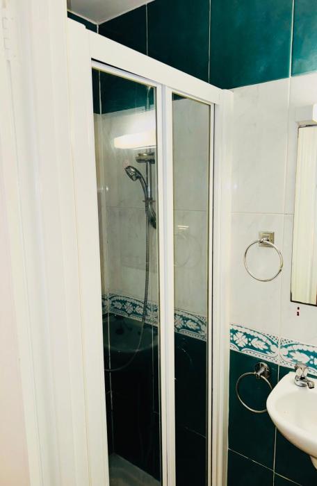 The Bliss 9 Home Stay, En-suite, Self check in with smart lock, Non Smoking Home in and out, Zero tolerance for noise after 11pm