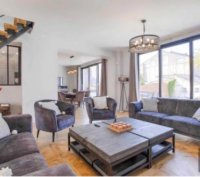 House for 18 people with cinema Place Morny