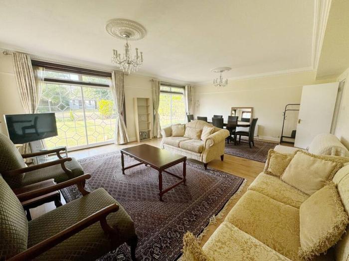 Bright & Spacious House Near Central London