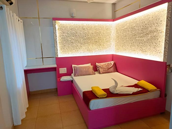 Couple Friendly Bath Tub Flats