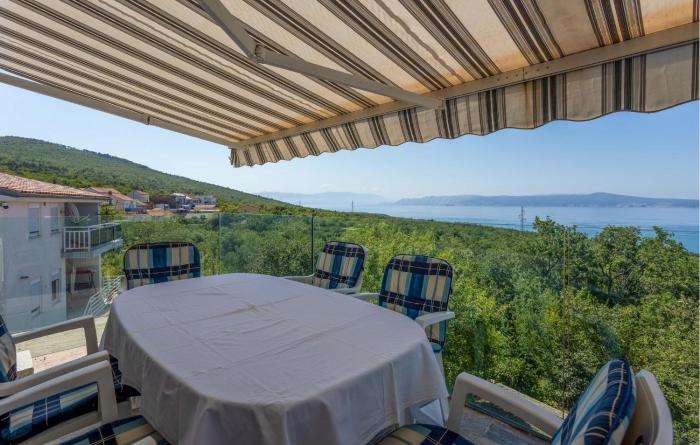 3 Bedroom Cozy Apartment In Crikvenica