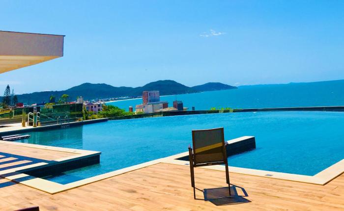 Espaço c piscinas e vista panorâmica da Praia