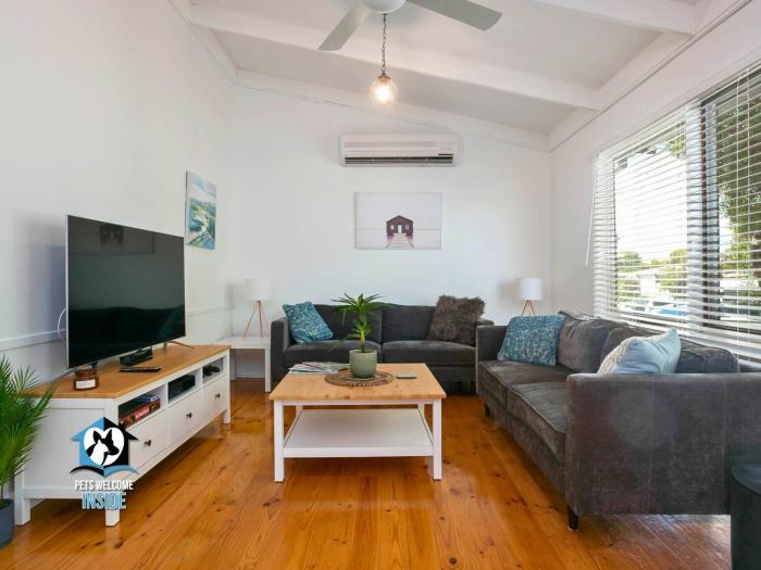 3BR Updated Coastal Beach House in Funky Port Elliot