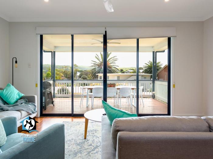 4BR Contemporary Coastal Home with Rural Outlook