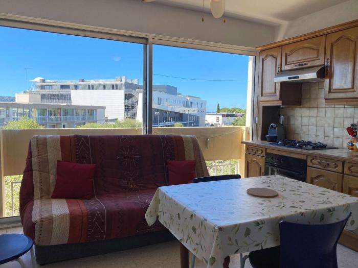 Appartement T2 ensoleillé avec parking privatif à partir de 2025, climatisation et proche des Thermes - FR-1-553-268