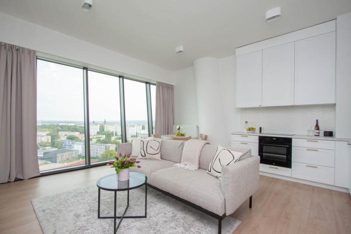 Apartly Hanza Tower City View I Pool, Sauna, Jacuzzi & Parking
