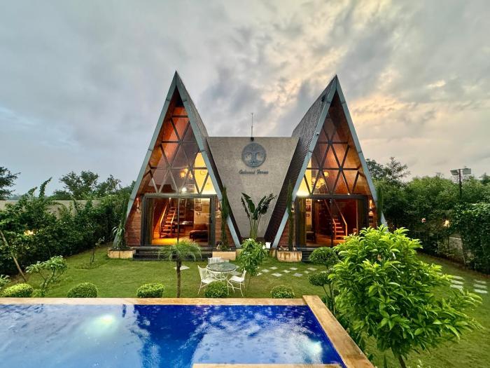 ELIVAAS 4 BHK Pvt Pool & Party Hall - Oakwood Cottages