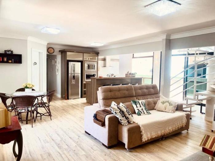 Linda Cobertura duplex na rua 261, excelente localização