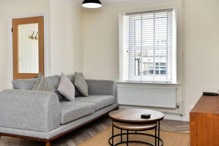 2-Bed Home by JMT Stays l Swansea Short Lets & Serviced Stays l Free Wi-Fi l Free Parkling