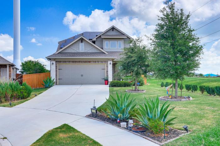 Large Fenced Yard: Family-Friendly Kyle Home