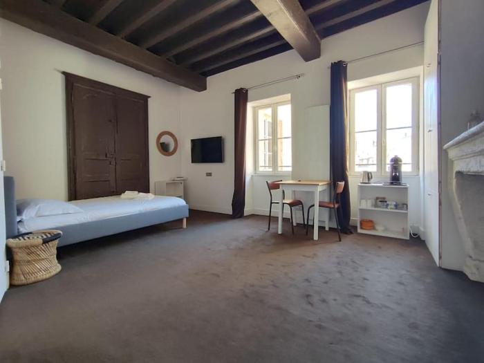 Appartement étage 2 sur cour aux Chartrons avec climatisation