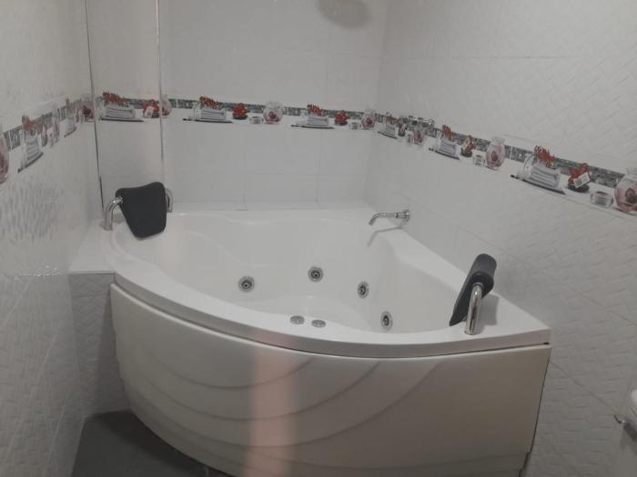 Hermoso apartamento de tres dormitorios con jacuzzi