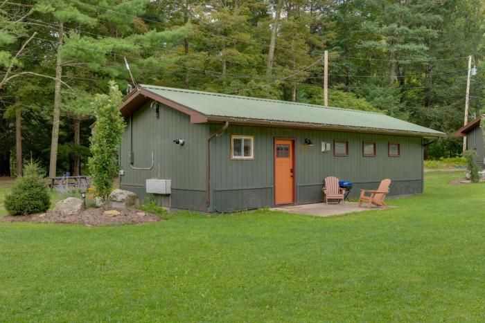 Deluxe Cabin A at Elk Creek Escape Pet Friendly!