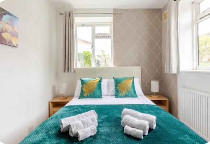 Spacious Two Bedroom Apartment in Battersea, Free Parking