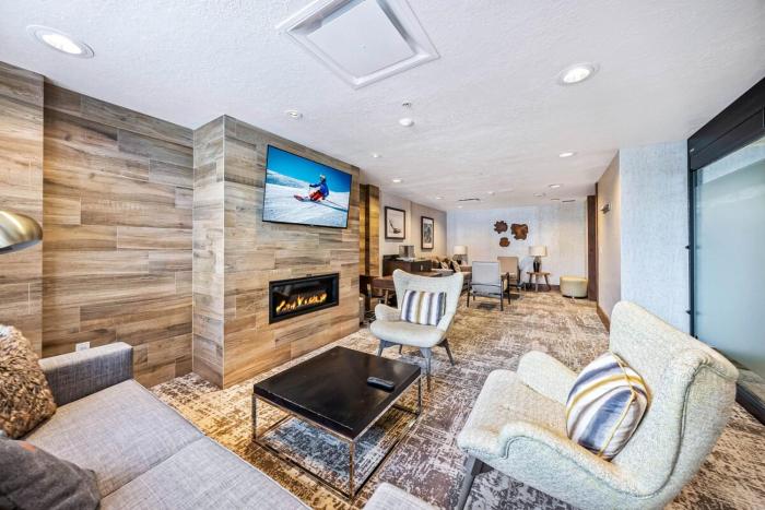 Ski-In & Out at Canyons, Pet-Friendly, Cozy Fireplace, Sleeps 10