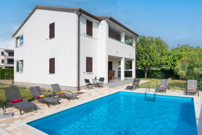 Apartments Heidi with shared Pool