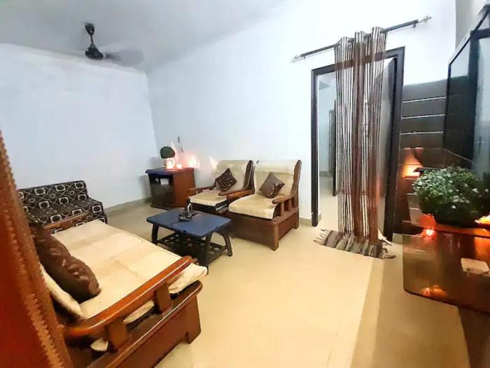 Comfy 1 BHK Near Max Hospital &City Walk