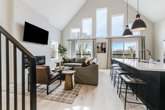 New Biltmore Village 5 Bedroom Home, 2 Decks, Mtn Views