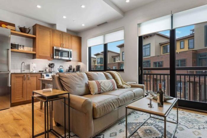 Riverfront Lodge 111 by East West Hospitality