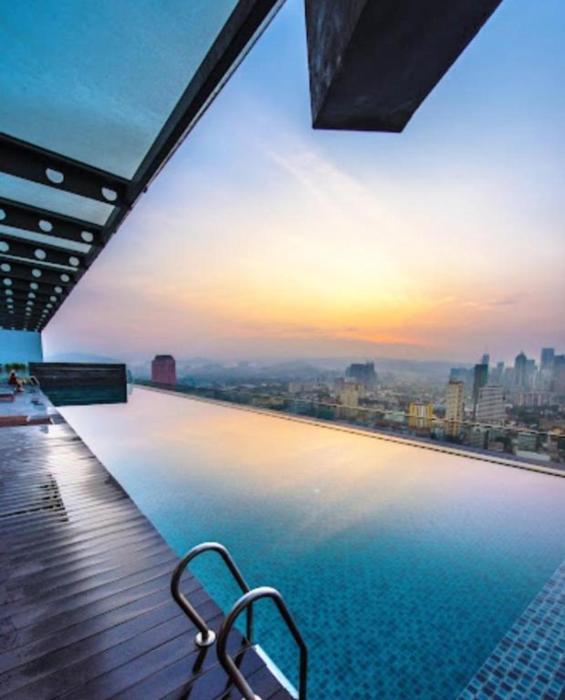 Celestial Heights Hostel featuring Infinity Skypool