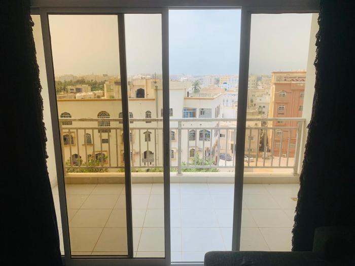 شقة غرفة وصالة واسعة مع اطلالة متميزة داخل مجمع زهرة الخريف