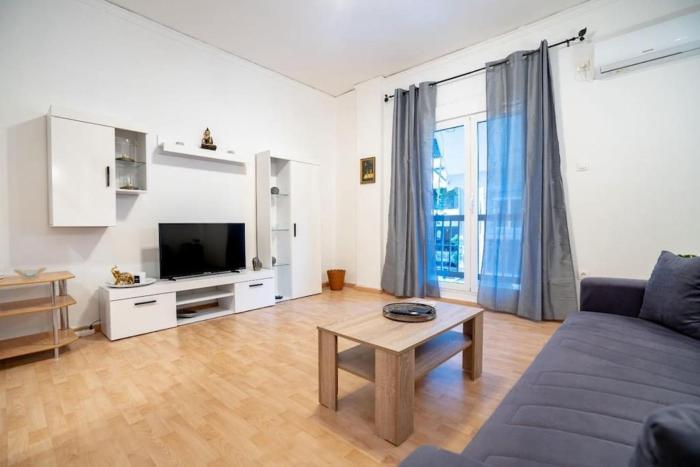 Petralona station apartment