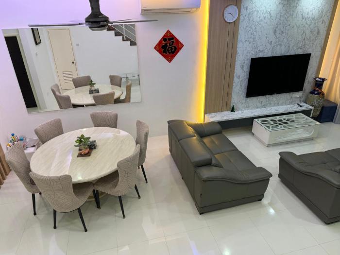AA 3-STOREY TERRACE HOMESTAY 13 Pax 4 bedroom 4 bathroom