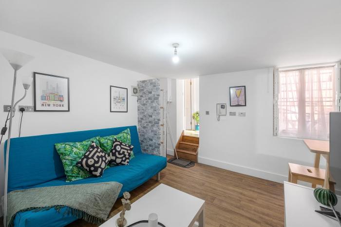 Well Connected 2 Bedroom Flat with Ensuite Bathrooms in London SE5