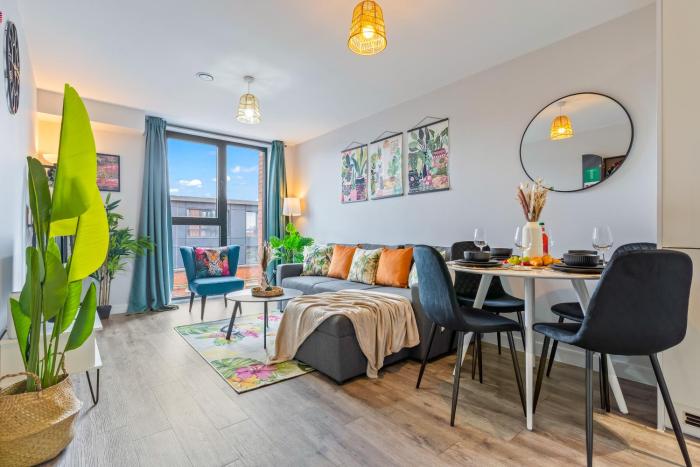 Tropical Suite - 2 Bed 2 Bath City Centre Netflix Games - Exclusive Weekly and Monthly DEALS - Raozee Homes