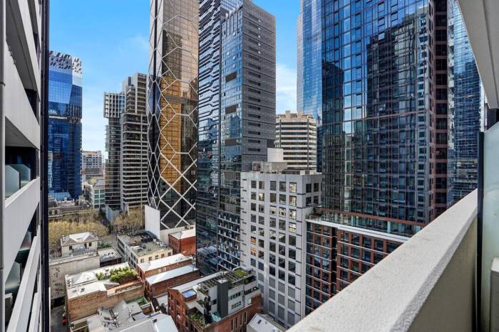 Impeccable Location! In CBD Next Melb Central 2B2B