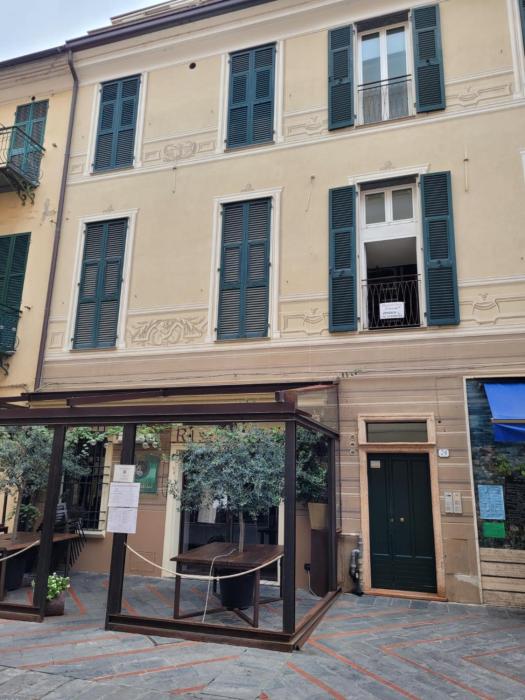 Appartamento centro storico loano con ascensore posto auto wifi