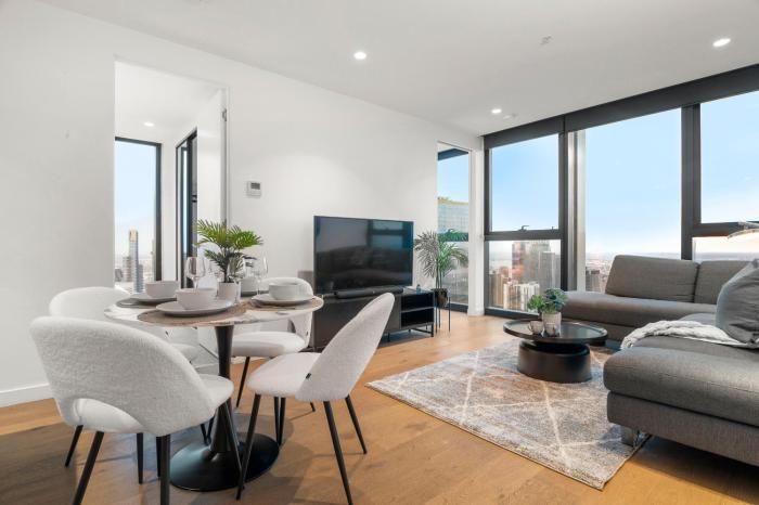 Gorgeous City Views 70th Floor 3BR Apartment with Pool and Gym