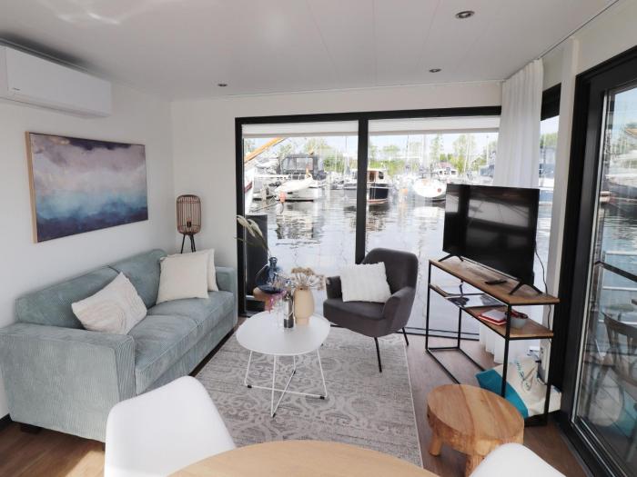 Houseboat in Lemmer with Harbor Views
