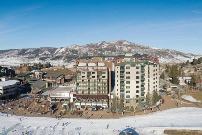 Skiers retreat in this 1BD condo with pool spa restaurant onsite