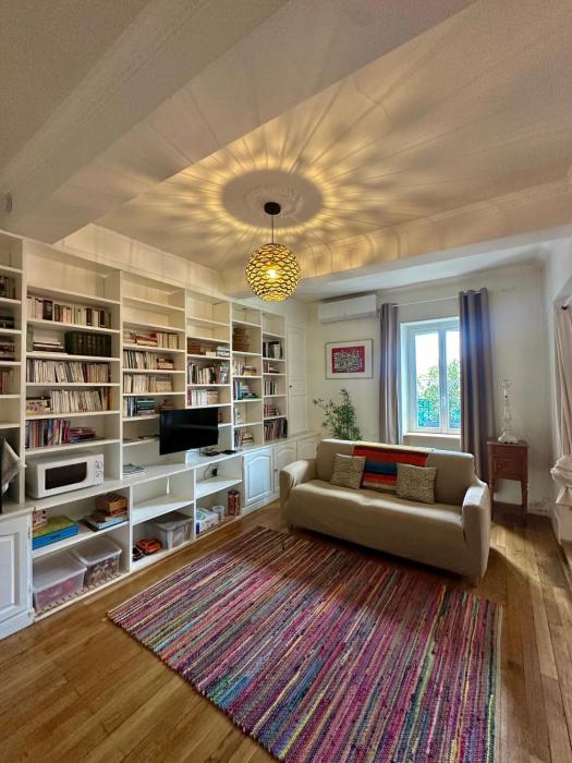 Grand loft lumineux, hyper centre & parking privé