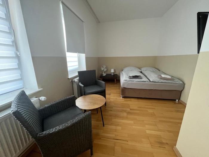 Zimmer für 2 Personen-Bad-Kühlschrank-TV-11