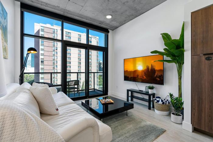 City Views! Luxury King bed gym pool HTub