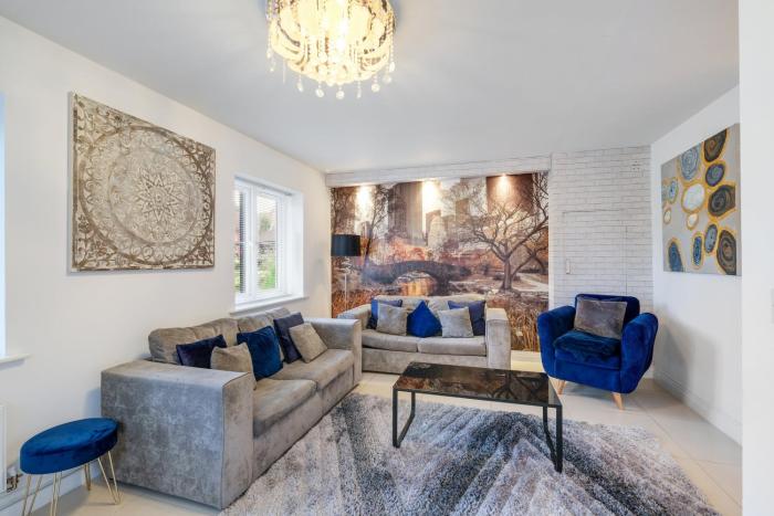 Foxherne 6 Bedroom 3Bath Serviced House 18 with Parking - Slough