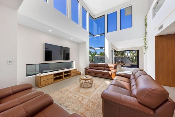 Pet friendly Luxury stay walk to beach