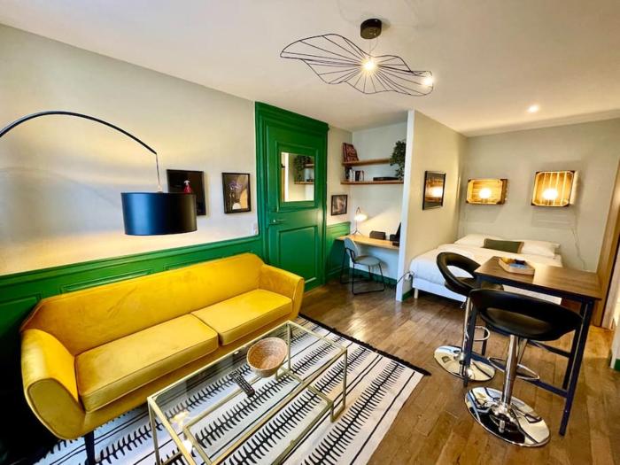 Studio " Les Coulisses" Verdun Centre - Parking Moto et Vélo - WIFI - Couchage 1 GRAND LIT - Géré par PrestaZenServices