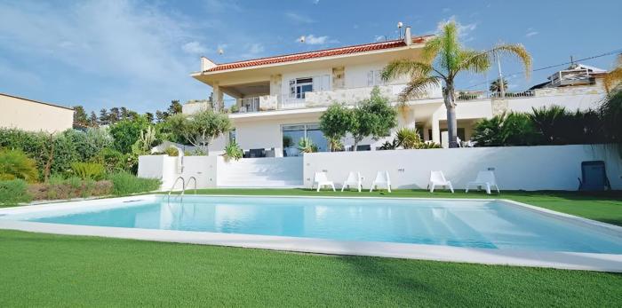 Villa Dwellings With Pool For Exclusive Use