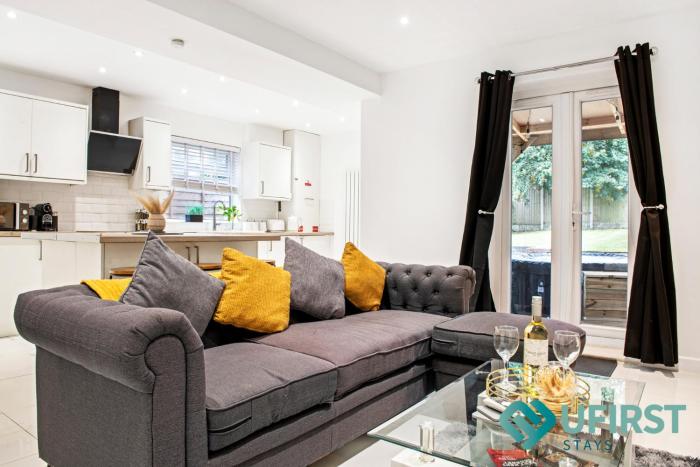 Delightful 3BR Home - Hot Tub - Near Castle, QMC - City Centre & Trent Bridge - Free WiFi & Parking - Sleeps 6